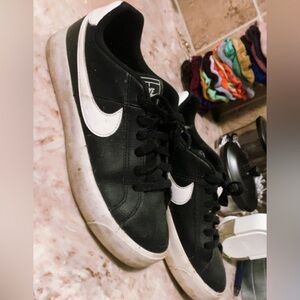 NIKE Court royal 2 lies black and white